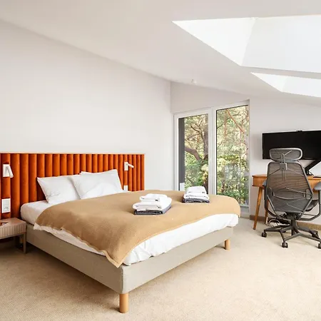 Forest & Waves - Luxury Seaside Retreat With Pool, 90m To The & Pro Workstations *