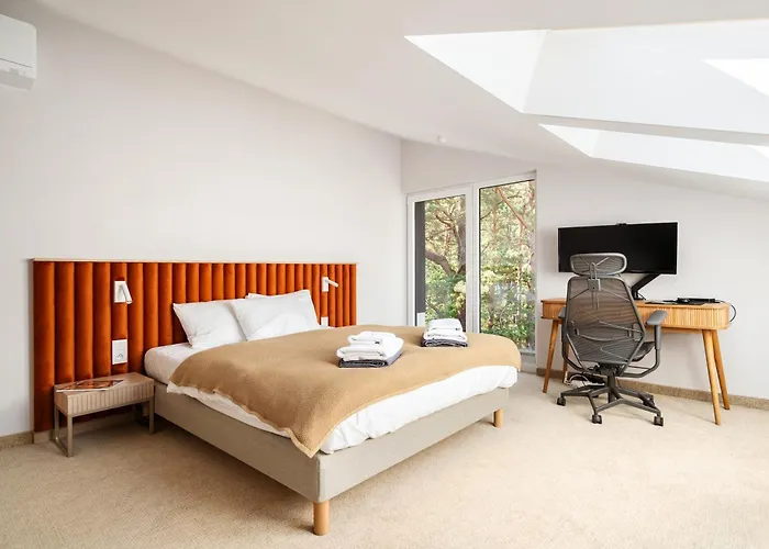 Forest & Waves - Luxury Seaside Retreat With Pool, 90m To The & Pro Workstations *